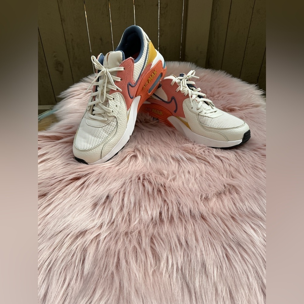 Nike White and Red Athletic Shoes with Air Max Design - Picture 4 of 10